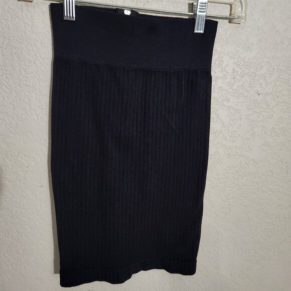 Simple Skirt Womens Size 30 Black Ribbed Knit Mini Heart Goth Witch - Picture 2 of 7